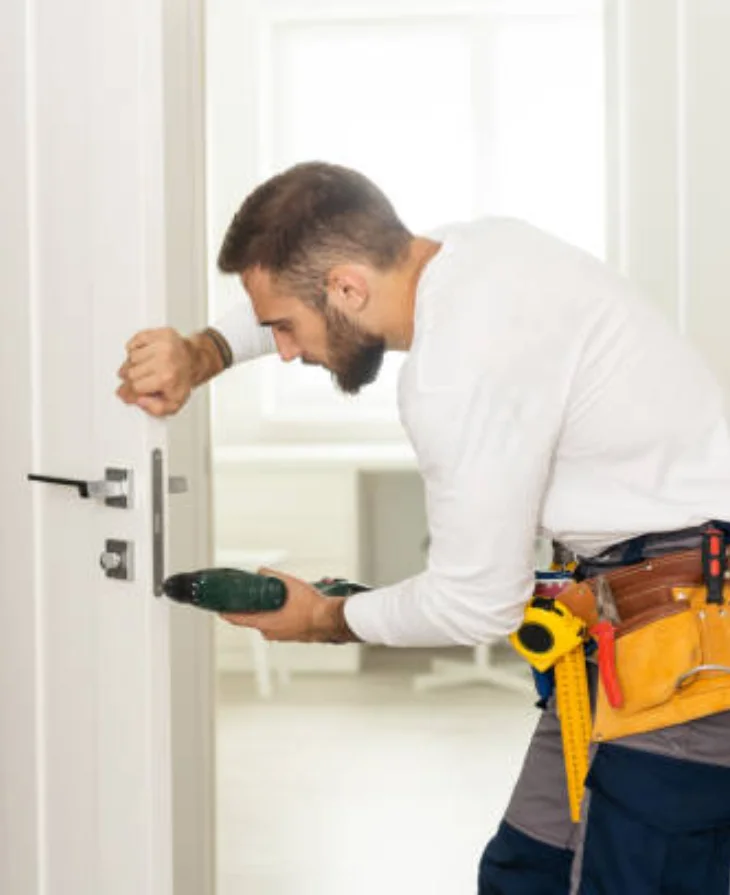 cerrajero taladrando puerta por servicio de cerrajero en parla